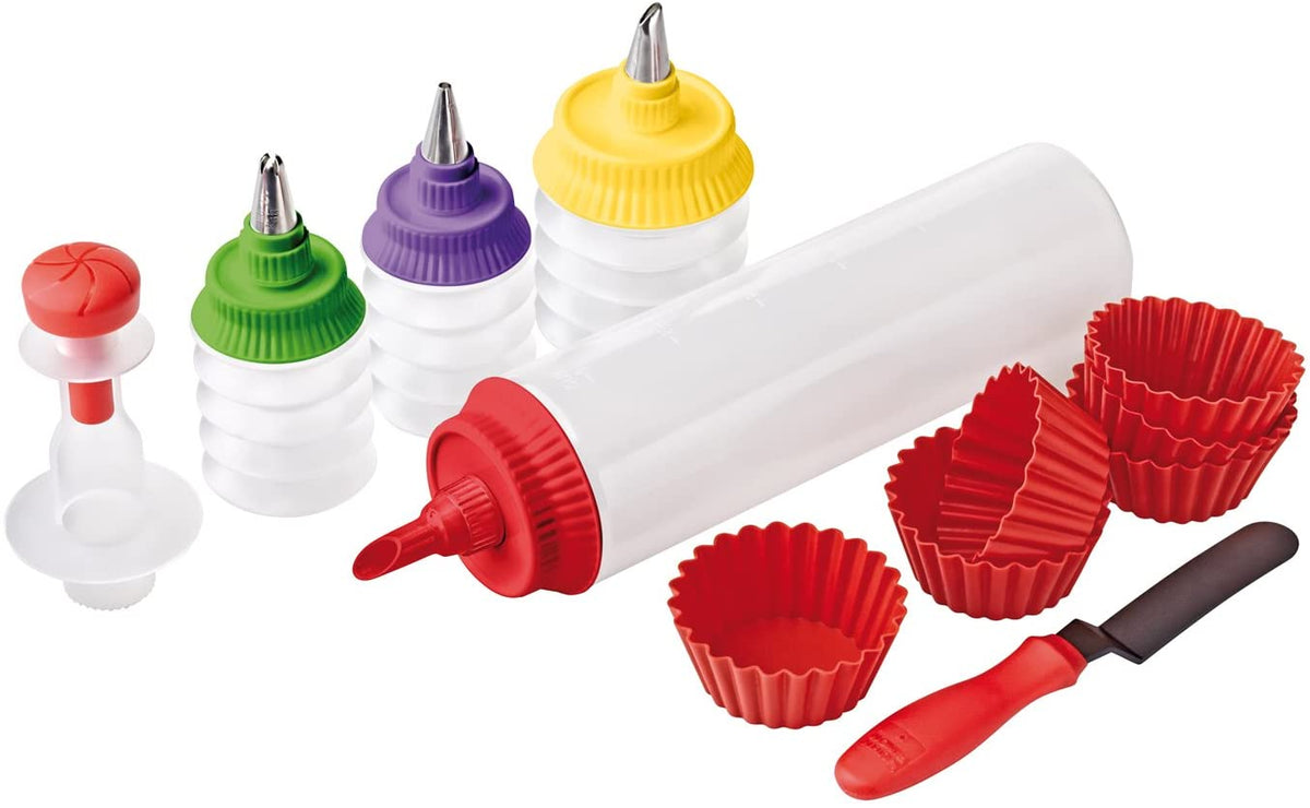 Set per Cupcakes in silicone composto da: Corer per cupcake 6 pirottini di cottura in silicone 1 contenitore a soffietto per guarnizione/ripieno 2 contenitori a soffietto per guarnizione 3 puntali in acciaio per guarnizione 1 flacone alto per pastella 1 spatola per glassatura. In negozio e online su tuttochic.live
