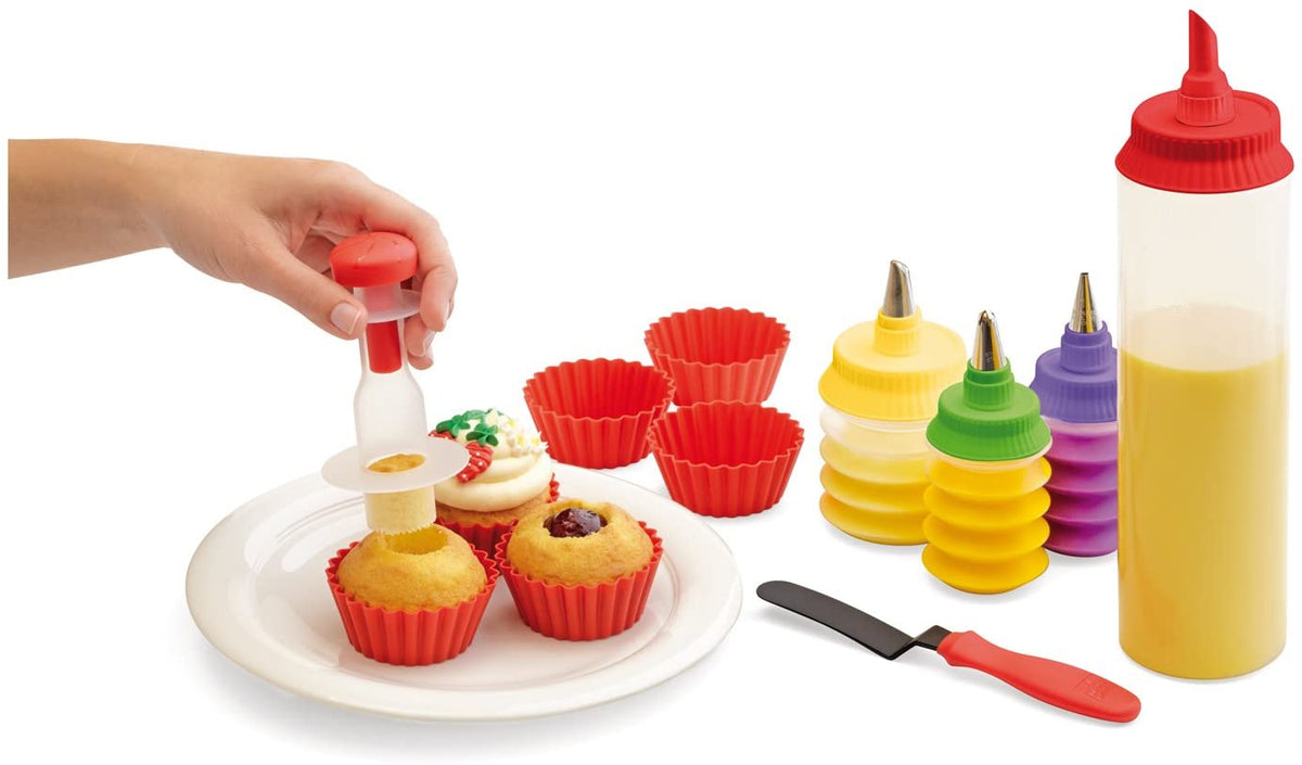 Set per Cupcakes in silicone composto da: Corer per cupcake 6 pirottini di cottura in silicone 1 contenitore a soffietto per guarnizione/ripieno 2 contenitori a soffietto per guarnizione 3 puntali in acciaio per guarnizione 1 flacone alto per pastella 1 spatola per glassatura. In negozio e online su tuttochic.live