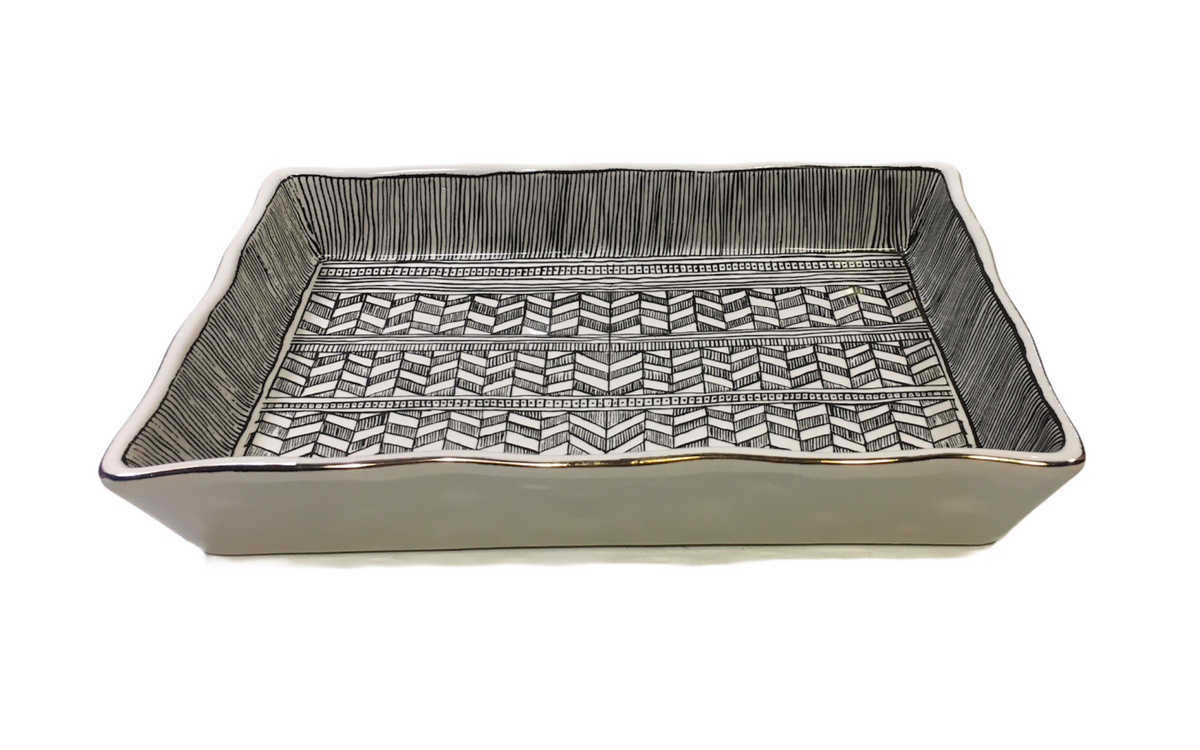 Pirofila rettangolare in porcellana decorata con bordo color oro. Dimensioni: cm 21 x 32 x 5 h. In negozio e online su tuttochic.live