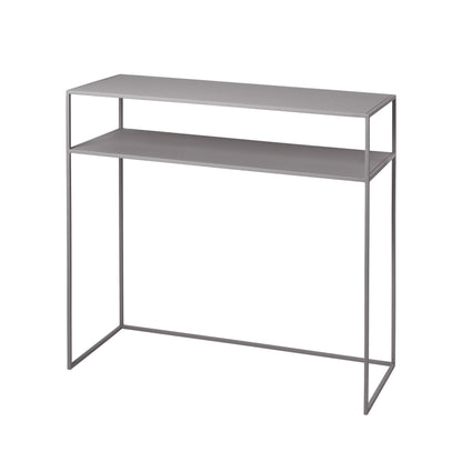 Console FERA nel colore Mourning Dove (tonalità di grigio). È costituita da un robusto acciaio rivestito di grigio con una superficie opaca leggermente ruvida. La console è stata prodotta individualmente utilizzando un processo di produzione tradizionale. Cm 84,5 x 34, 5 x 80 h. In negozio e online su tuttochic.live