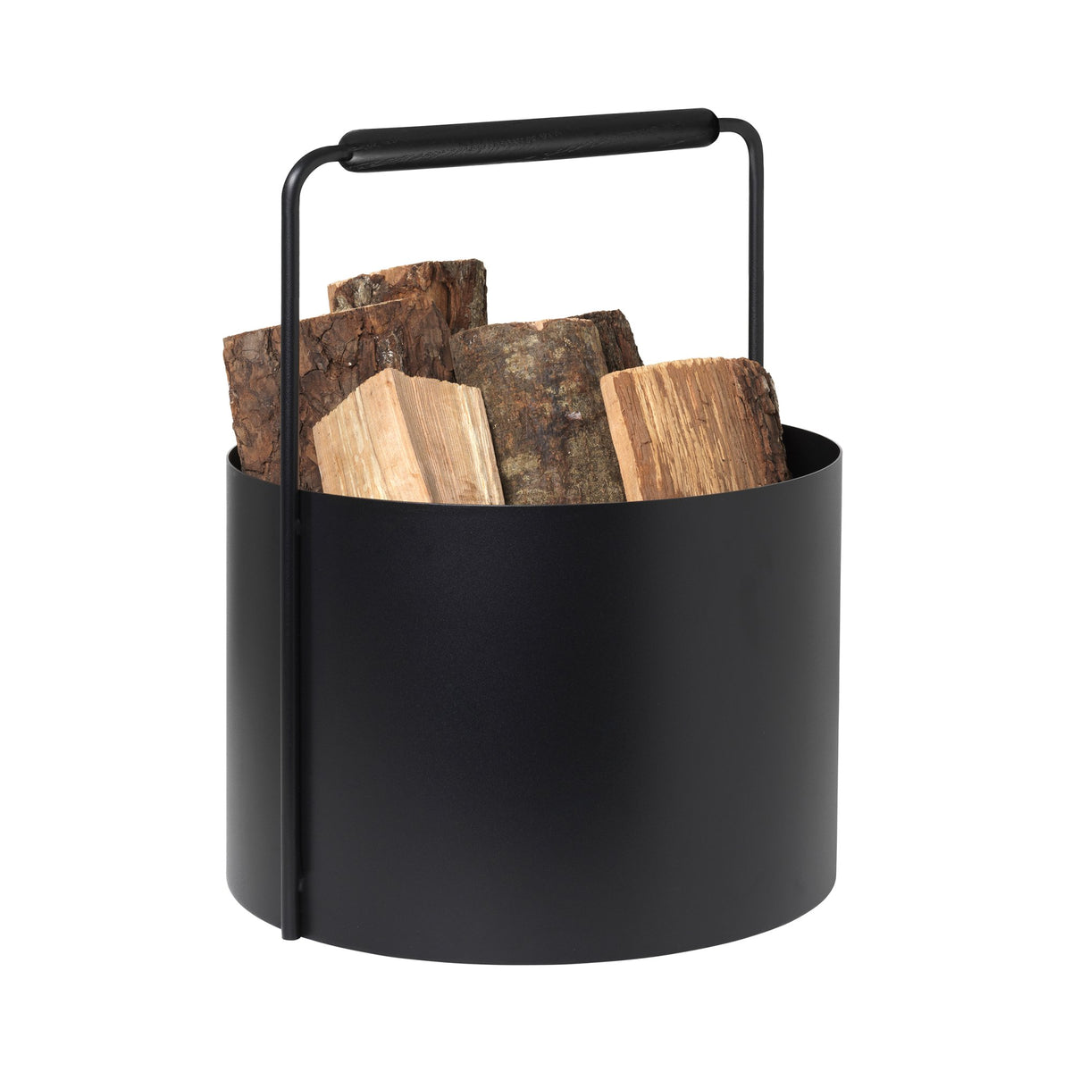 Contenitore portalegna in acciaio verniciato a polvere nera con manico in legno di Rovere nero. Il contenitore della legna ha una capacità di 24 litri. Conservazione perfetta per i tronchi: le fastidiose briciole rimangono nel contenitore. Dimensioni: cm Ø 35 x 45 h. In negozio e online su tuttochic.live