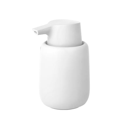 Il dispenser di sapone SONO nell'elegante colore bianco ha una capacità di 250 ml di sapone liquido. La superficie opaca e morbida al tatto in una tonalità di grigio scuro e vellutata è piacevole al tatto. Dimensioni: cm 8,6 x 14,5 h. In negozio e online su tuttochic.live