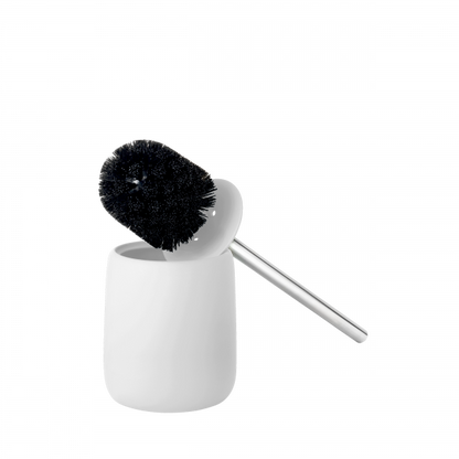 Portascopino e scopino per WC in ceramica opaca bianca con manico in acciaio inox lucido collezione SONO di Blomus.