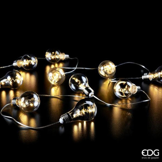 Filo composto da 10 lampadine a microled dal diametro di 6 cm.Luce calda fissa - Cavo argento Dimensioni: filo con lampadine 2,7 metri + 3 metri di filo con la presa. Uso interno/esterno. In negozio e online su tuttochic.live