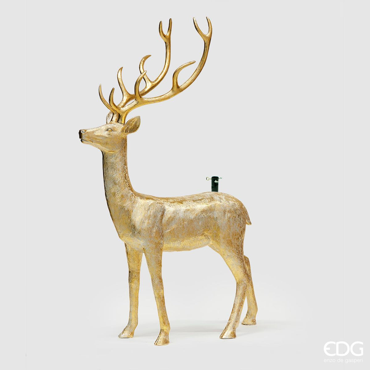 Base Cervo per albero di Natale, realizzato in resina pesante e dipinto a mano color oro. Utilizzabile come base per alberi da 150, 180 e 210 cm di altezza. Supporta fino a 50 kg. Dimensioni Cervo: Altezza: cm 140 Lunghezza: cm 214 Larghezza: cm 58 Peso: Kg 22. In negozio e online su tuttochic.live