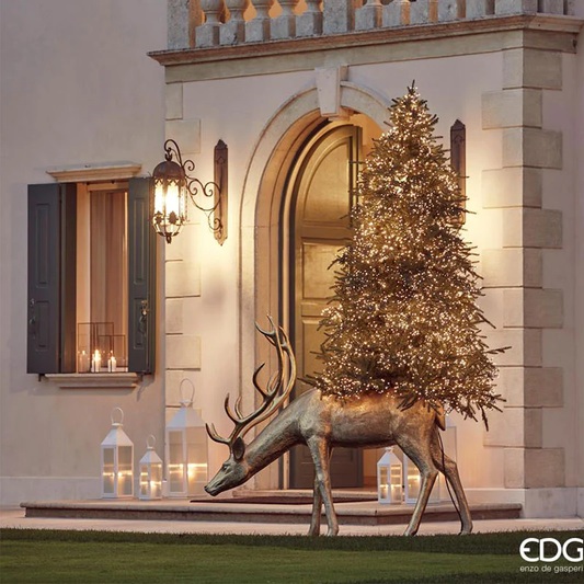 Base Cervo per albero di Natale, realizzato in resina pesante e dipinto a mano color oro. Utilizzabile come base per alberi da 150, 180 e 210 cm di altezza. Supporta fino a 50 kg. Dimensioni Cervo: Altezza: cm 140 Lunghezza: cm 162 Larghezza: cm 53 Peso: Kg 21. In negozio e online su tuttochic.live