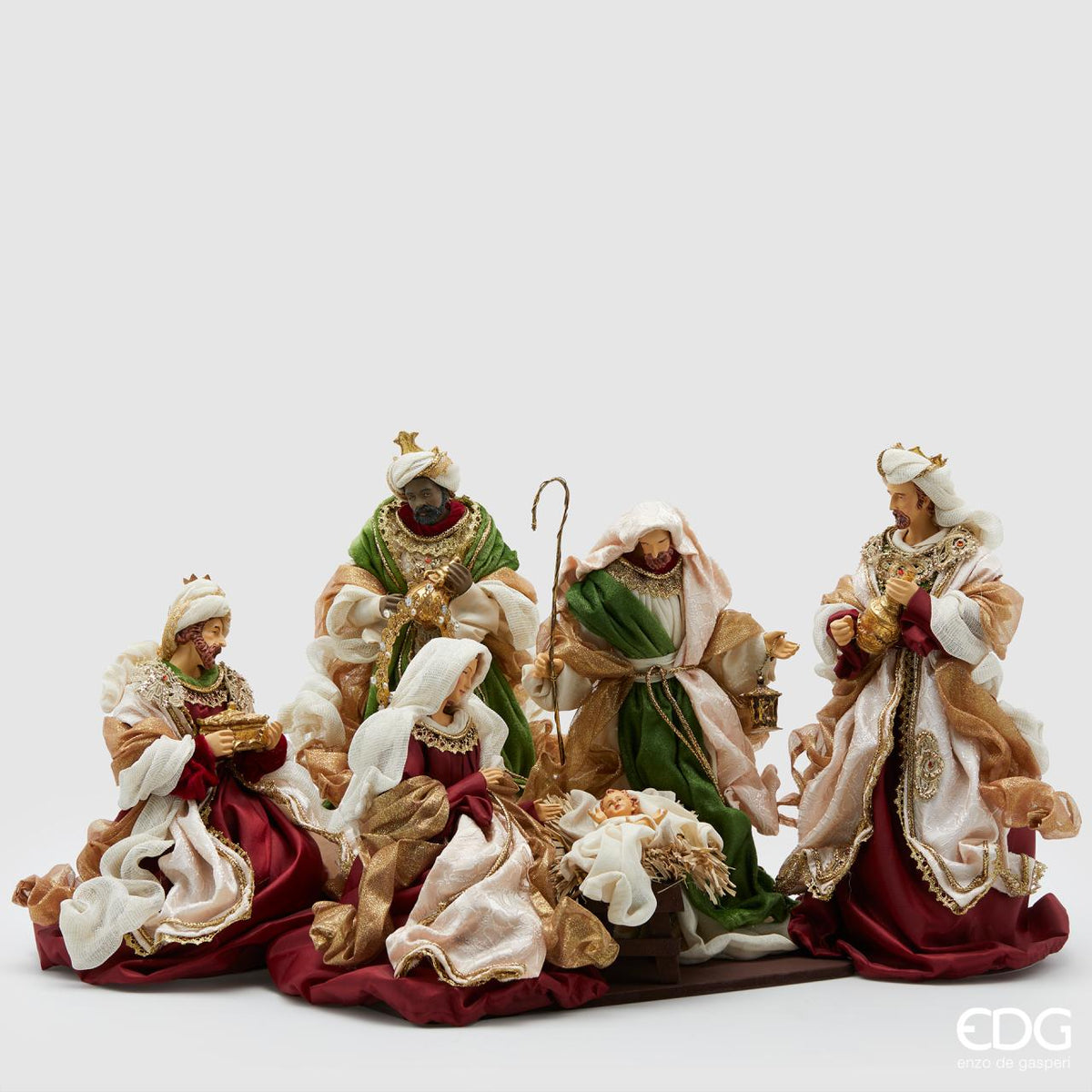 Natività King con Re Magi set 4 pezzi EDG Enzo De Gasperi con Sacra Famiglia e Re Magi vestiti in tessuto rosso rubino, verde e oro, altezza massima 39 cm.