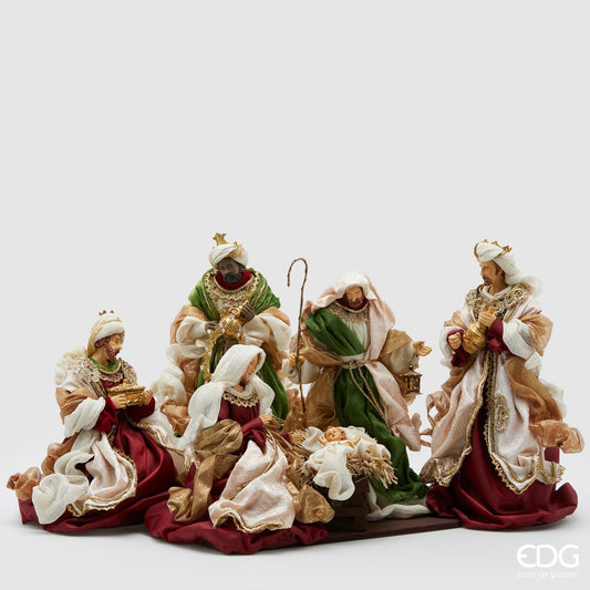 Natività King con Re Magi set 4 pezzi EDG Enzo De Gasperi con Sacra Famiglia e Re Magi vestiti in tessuto rosso rubino, verde e oro, altezza massima 39 cm.