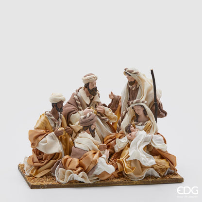 Natività in tessuto con Re Magi EDG Enzo De Gasperi su base in legno con muschio, alta 27 cm, con personaggi vestiti in stoffe panna, caramello e oro.