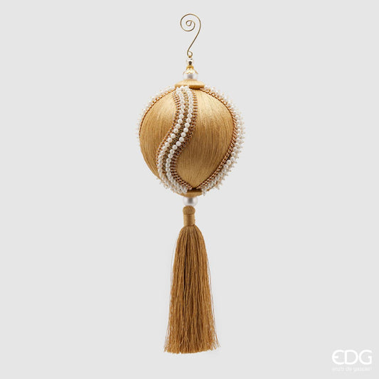 Decoro palla in tessuto color oro con nappa decorato con strass e perle. Dimensioni: ø 12, h 36. In negozio e online su tuttochic.live