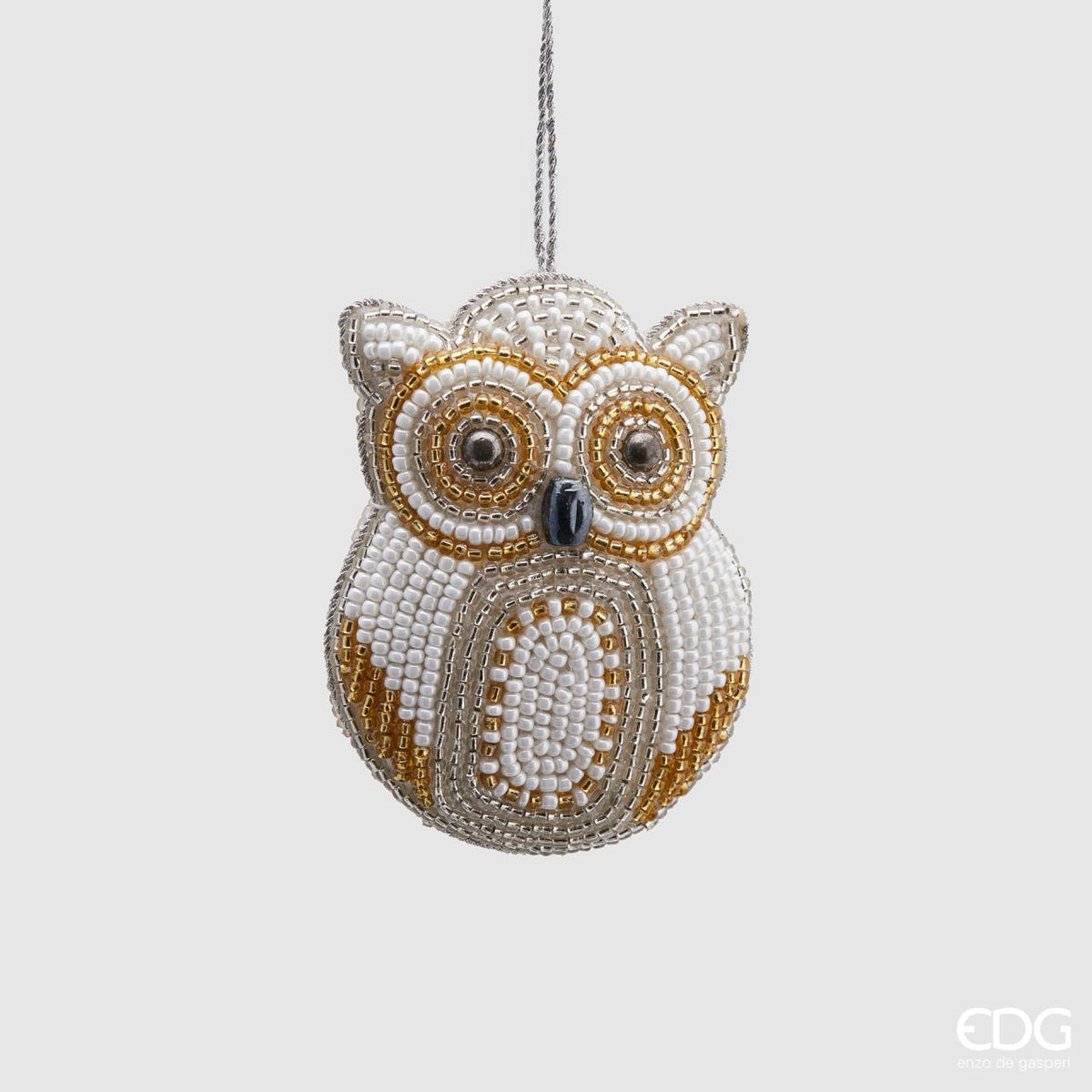 Decoro Gufo in tessuto con perline di colore bianco, oro e argento. Dimensioni: cm 8 x h 10. In negozio e online su tuttochic.live