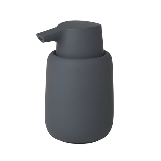 Il dispenser di sapone SONO nell'elegante colore magnet (grigio scuro) ha una capacità di 250 ml di sapone liquido. La superficie opaca, morbida e vellutata è piacevole al tatto. Dimensioni: cm 8,6 x 14,5 h. In negozio e online su tuttochic.live