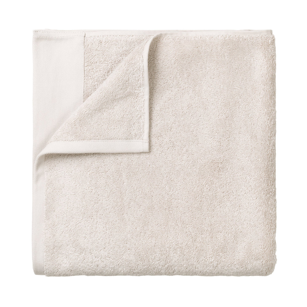 Naturale, delicato ed ecologico. Il telo da bagno RIVA soddisfa le più alte esigenze di coccole. Solo filati di cotone di alta qualità sono stati tessuti insieme durante la produzione. Con un bordo di rifinitura fine. Lavabile a 40 gradi. Dimensioni: cm 70 x 140 x 0,3. In negozio e online su tuttochic.live