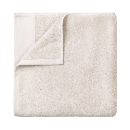 Naturale, delicato ed ecologico. Il telo da bagno RIVA soddisfa le più alte esigenze di coccole. Solo filati di cotone di alta qualità sono stati tessuti insieme durante la produzione. Con un bordo di rifinitura fine. Lavabile a 40 gradi. Dimensioni: cm 70 x 140 x 0,3. In negozio e online su tuttochic.live