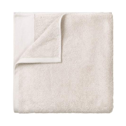 Naturale, delicato ed ecologico. Il telo da bagno RIVA soddisfa le più alte esigenze di coccole. Solo filati di cotone di alta qualità sono stati tessuti insieme durante la produzione. Con un bordo di rifinitura fine. Lavabile a 40 gradi. Dimensioni: cm 70 x 140 x 0,3. In negozio e online su tuttochic.live