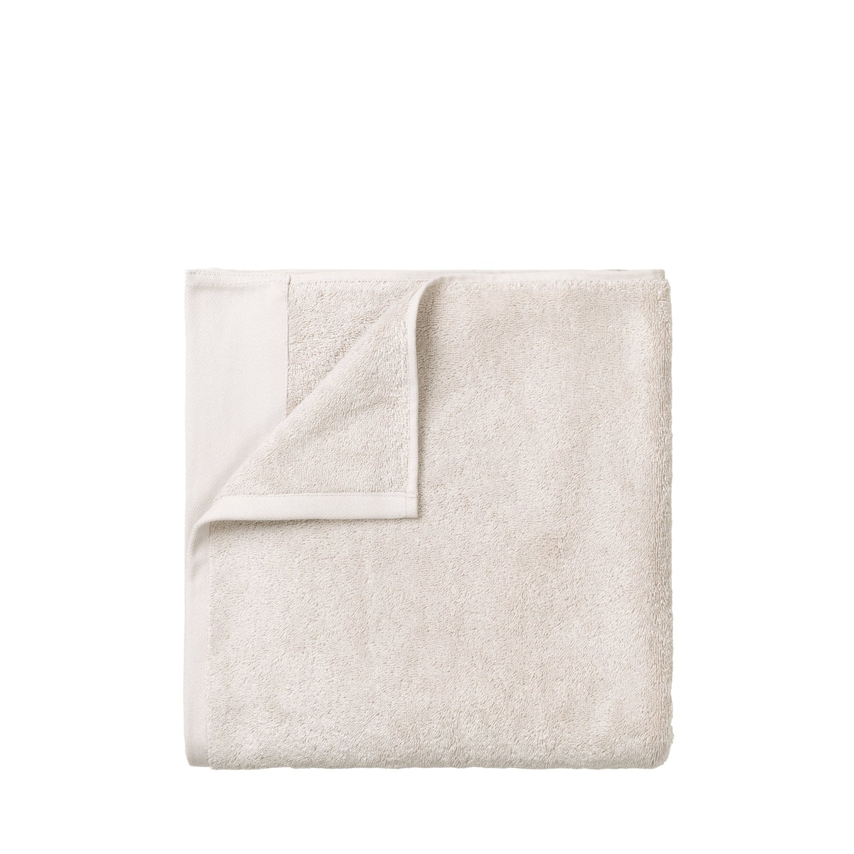 Naturale, delicato ed ecologico. Il telo da bagno RIVA soddisfa le più alte esigenze di coccole. Solo filati di cotone di alta qualità sono stati tessuti insieme durante la produzione. Con un bordo di rifinitura fine. Lavabile a 60 gradi. Dimensioni: cm 50 x 100 x 0,3. In negozio e online su tuttochic.live