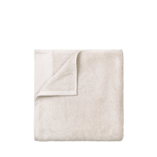 Naturale, delicato ed ecologico. Il telo da bagno RIVA soddisfa le più alte esigenze di coccole. Solo filati di cotone di alta qualità sono stati tessuti insieme durante la produzione. Con un bordo di rifinitura fine. Lavabile a 60 gradi. Dimensioni: cm 50 x 100 x 0,3. In negozio e online su tuttochic.live