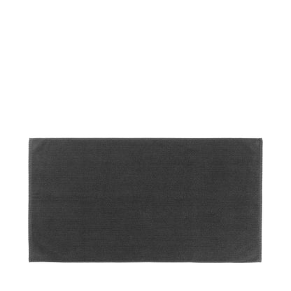 Il tappetino da bagno PIANA è un morbido miracolo. A causa del delicato trattamento della superficie e dell'elaborato processo di tintura a mano, sono possibili leggere differenze nella trama e nel colore, che lo rendono unico. Lavabile a 60 gradi. Dimensioni: cm 70 x 140 x 0,3. In negozio e online su tuttochic.live