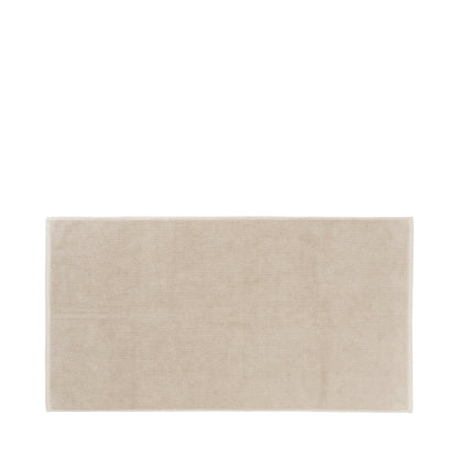 Il tappetino da bagno PIANA è un morbido miracolo. A causa del delicato trattamento della superficie e dell'elaborato processo di tintura a mano, sono possibili leggere differenze nella trama e nel colore, che lo rendono unico. Lavabile a 60 gradi. Dimensioni: cm 70 x 140 x 0,3. In negozio e online su tuttochic.live