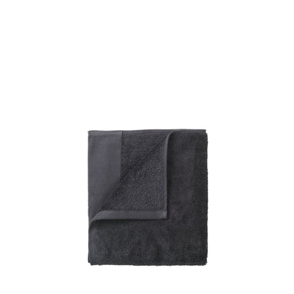 Naturale, delicato ed ecologico. Il set di 2 asciugamani per ospiti RIVA soddisfa le più alte esigenze di coccole. Solo filati di cotone di alta qualità sono stati tessuti insieme durante la produzione. Con bordo di rifinitura fine. Lavabile a 60 gradi. Dimensioni: cm 70 x 140 x 0,3. In negozio e online su tuttochic.live