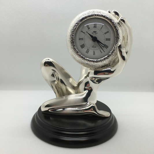 Scultura corpo-mano con orologio e sveglia in bagno galvanico in argento. Dimensioni: cm 15 x 17 h. In negozio e online su tuttochic.live 