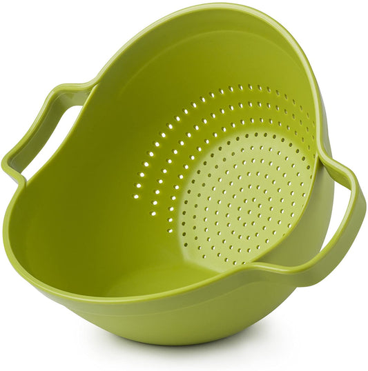 Colapasta in plastica, con robuste maniglie facile e comodo da utilizzare grazie alla forma che permette al colapasta di stare in piedi da solo senza oscillare. Scola-Scuoti-Versa e Servi.  In negozio e online su tuttochic.live