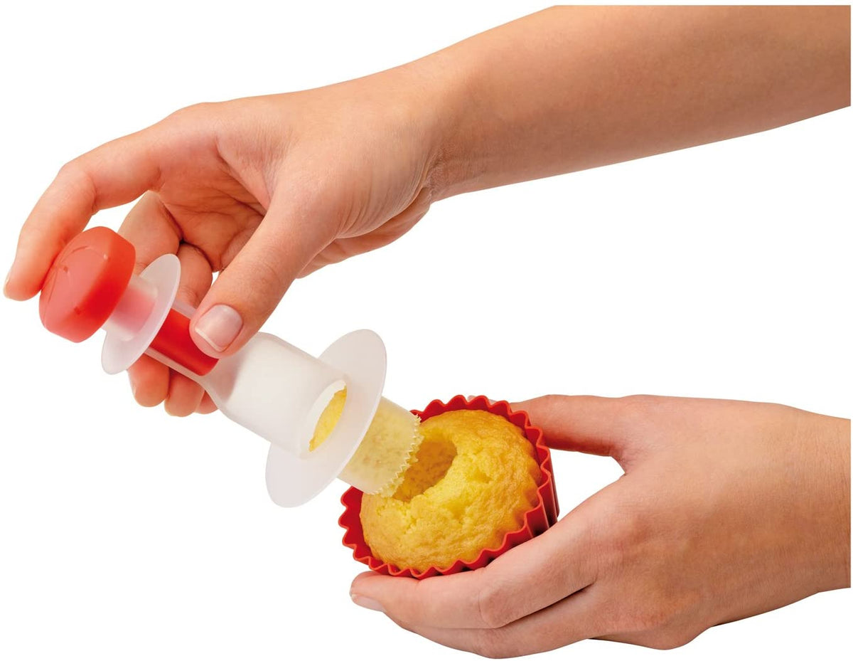 Set per Cupcakes in silicone composto da: Corer per cupcake 6 pirottini di cottura in silicone 1 contenitore a soffietto per guarnizione/ripieno 2 contenitori a soffietto per guarnizione 3 puntali in acciaio per guarnizione 1 flacone alto per pastella 1 spatola per glassatura. In negozio e online su tuttochic.live