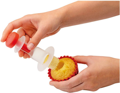 Set per Cupcakes in silicone composto da: Corer per cupcake 6 pirottini di cottura in silicone 1 contenitore a soffietto per guarnizione/ripieno 2 contenitori a soffietto per guarnizione 3 puntali in acciaio per guarnizione 1 flacone alto per pastella 1 spatola per glassatura. In negozio e online su tuttochic.live