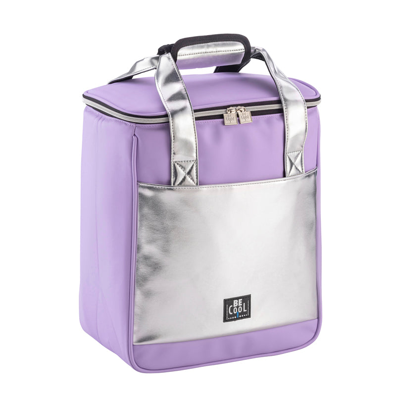 La borsa termica mantiene al fresco frutta, bevande e molto altro. Utilizzabile in molteplici occasioni come shopping, campeggio, tempo libero, gite e palestra ecc.  Capacità 18,5 litri, ideale per 6 bottiglie, colore lavanda/argento Dimensioni: cm 30 x 18 x 35 h. In negozio e online su tuttochic.live