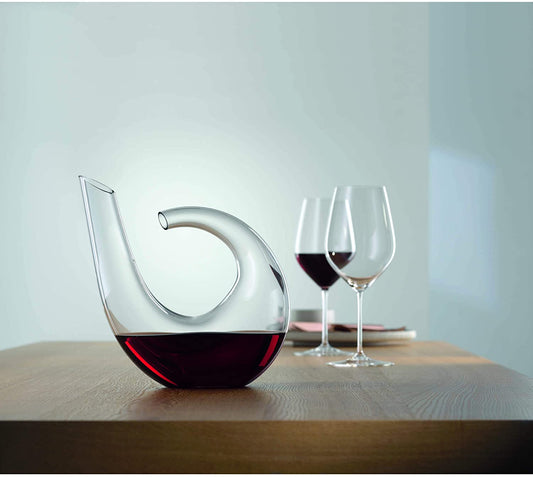 Decanter da vino fatto a mano in vetro cristallino modello Highline di Spiegelau a forma curva.