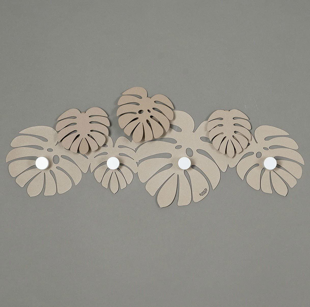 Appendiabiti da parete in metallo di colore beige. Dimensioni : cm. 75 x 24H. In negozio e online su tuttochic.live