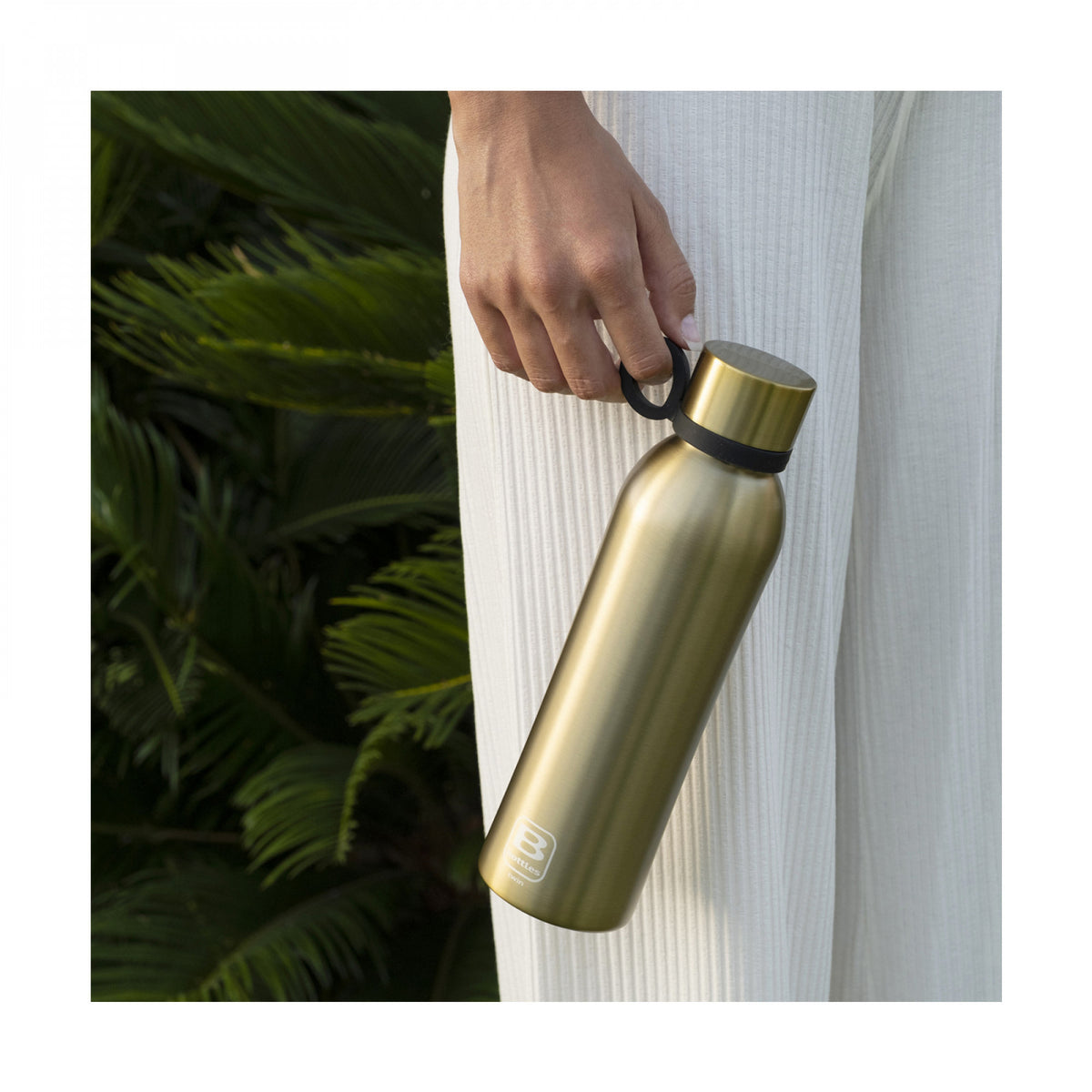 L'accessorio più pratico e minimal per portare la tua B Bottle ovunque con te: lo puoi appendere a ganci, borse e zaini. Realizzato in silicone alimentare, garantisce una presa facile e sicura. È compatibile con tutti i tipi e formati di B Bottles. In negozio e on line su tuttochic.live