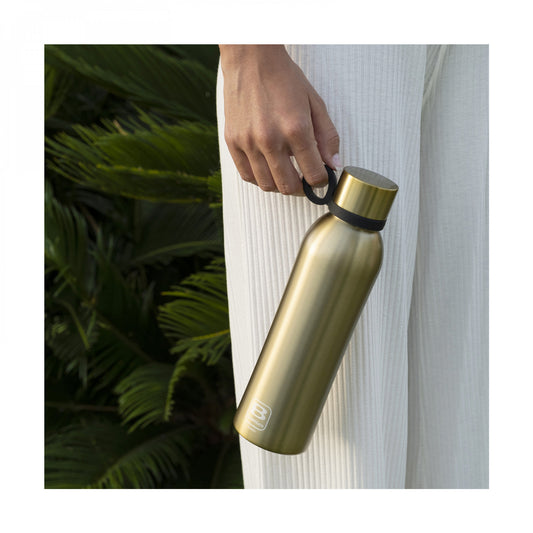 L'accessorio più pratico e minimal per portare la tua B Bottle ovunque con te: lo puoi appendere a ganci, borse e zaini. Realizzato in silicone alimentare, garantisce una presa facile e sicura. È compatibile con tutti i tipi e formati di B Bottles. In negozio e on line su tuttochic.live