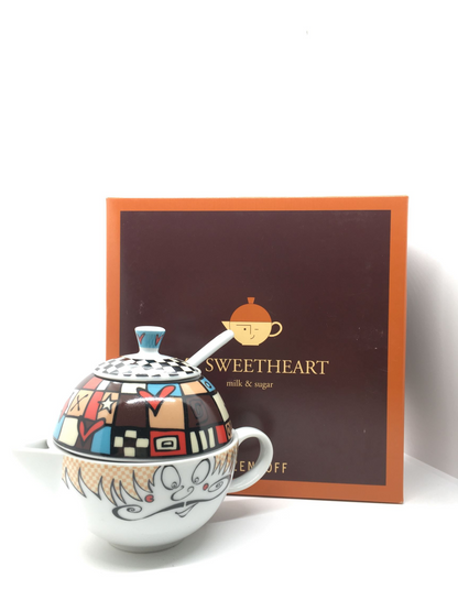 Set lattiera con sopra zuccheriera e cucchiaino in porcellana decorata da Marie Peppercorn nel 2003,&nbsp;Edizione Limitata, della linea "My Sweetheart" di Ritzenhoff. Dimensioni: mm 100 x 114 h. In negozio e online su tuttochic.live