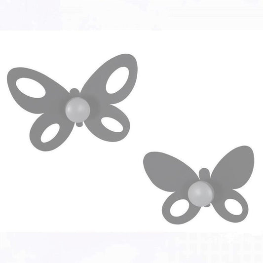 Confezione di 2 ganci appendiabiti in metallo verniciato, disponibile in colori diversi. Dimensione: 24x16H + 21x14H. In negozio e online su tuttochic.live