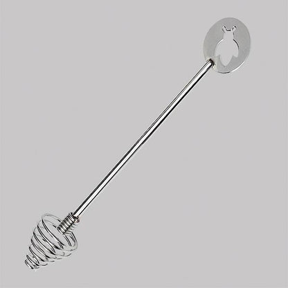 Cucchiaio servimiele in acciaio inox. Dimensioni: cm 17 Lavabile in lavastoviglie. In negozio e online su tuttochic.live