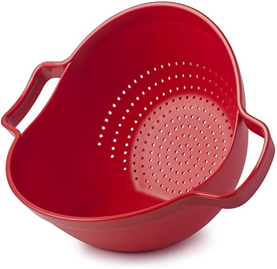 Colapasta in plastica, con robuste maniglie facile e comodo da utilizzare grazie alla forma che permette al colapasta di stare in piedi da solo senza oscillare. Scola-Scuoti-Versa e Servi.  In negozio e online su tuttochic.live