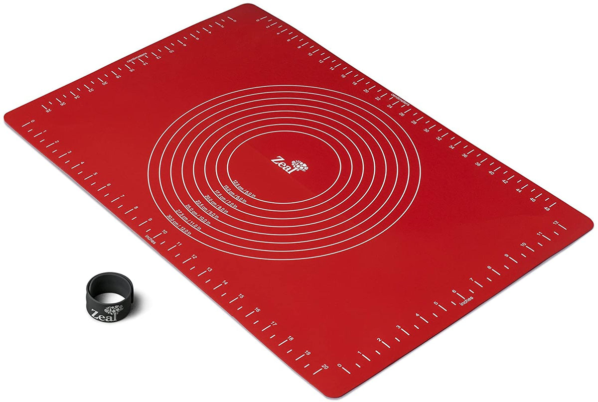 Tappetino in silicone, può essere utilizzato per impastare, arrotolare e modellare impasti di pane, pizza, pasta, dolci Presenta un grazioso disegno centrale e utili anelli di guida contrassegnati con misure di facile lettura per aiutarti a stendere o tagliare con precisione. Dimensioni: 38 x 57. Online su tuttochic.live