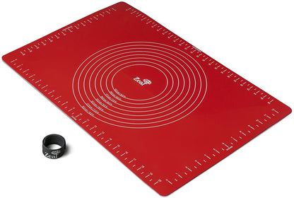 Tappetino in silicone, può essere utilizzato per impastare, arrotolare e modellare impasti di pane, pizza, pasta, dolci Presenta un grazioso disegno centrale e utili anelli di guida contrassegnati con misure di facile lettura per aiutarti a stendere o tagliare con precisione. Dimensioni: 38 x 57. Online su tuttochic.live