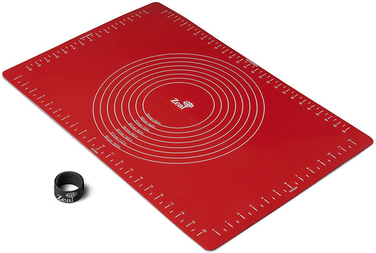 Tappetino in silicone, può essere utilizzato per impastare, arrotolare e modellare impasti di pane, pizza, pasta, dolci Presenta un grazioso disegno centrale e utili anelli di guida contrassegnati con misure di facile lettura per aiutarti a stendere o tagliare con precisione. Dimensioni: 38 x 57. Online su tuttochic.live