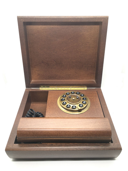 Telefono decorativo in scatola realizzato in legno e particolari in ottone brunito. Fatto in Italia da Sitel. Telefono omologato dall'Istituto Superiore Poste e Telegrafi - TLC Dimensioni: (chiuso) cm 24 x 20 x 9 h. In negozio e online su tuttochic.live