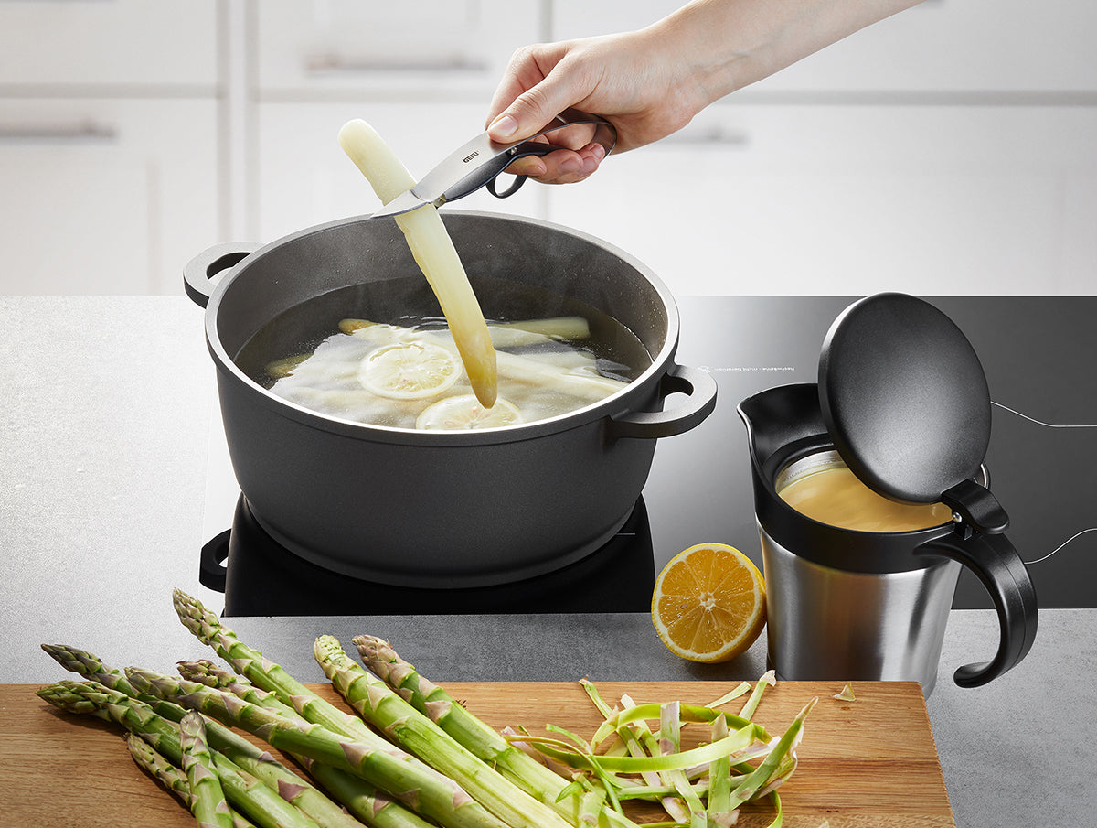 L'innovativo fissa-dita e il manico flessibile permettono di sbucciare perfettamente sia gli asparagi che le carote. lama in acciaio giapponese, mobile e ricurva manico ergonomico con 1 fissa dito adatto sia ai destri sia ai mancini con coltellino integrato lavabile in lavastoviglie. In negozio e online su tuttochic.live