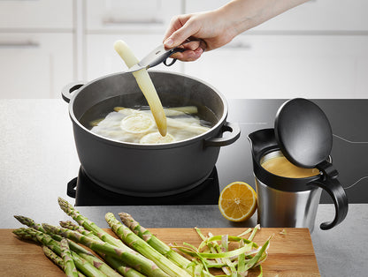 L'innovativo fissa-dita e il manico flessibile permettono di sbucciare perfettamente sia gli asparagi che le carote. lama in acciaio giapponese, mobile e ricurva manico ergonomico con 1 fissa dito adatto sia ai destri sia ai mancini con coltellino integrato lavabile in lavastoviglie. In negozio e online su tuttochic.live