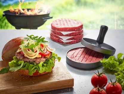 Per il tuo hamburger perfetto. Pressa per hamburger: Le scanalature nel tortino riducono il tempo di cottura CLASSIC quantità di carne: 120 KING-SIZE: 180 g Ø 11,8 cm, H 9,3 cm L 19,0 cm, P 3,3 cm, H 0,2 cm Alluminio con rivestimento in zinco pressofuso/plastica. In negozio e online su tuttochic.live