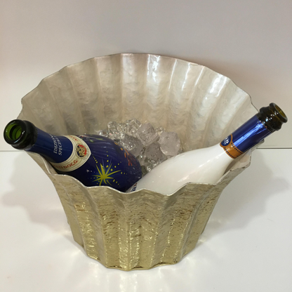 Vaso Brass oro EDG utilizzato come secchiello spumante e glacette con ghiaccio e bottoline di vino.