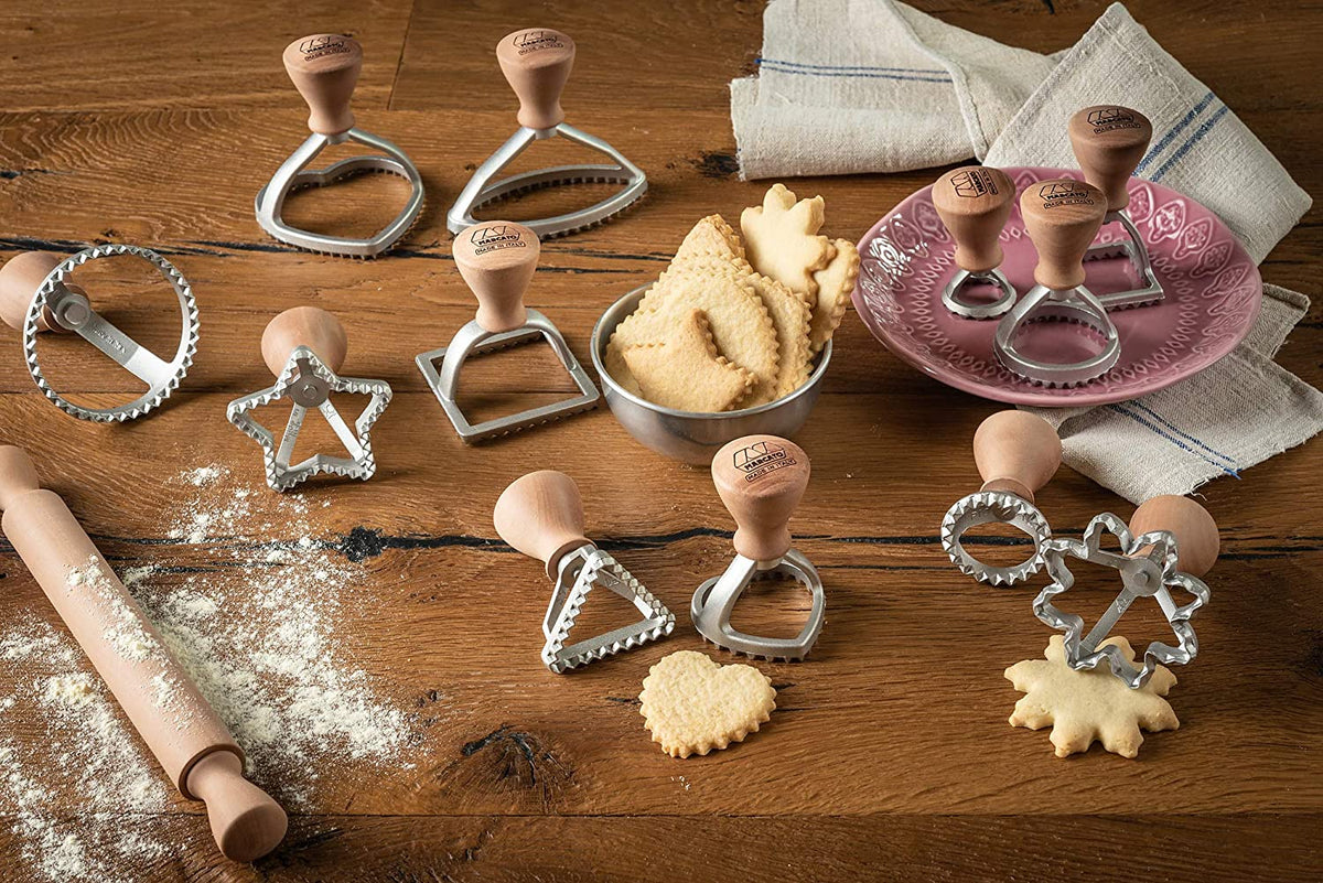 Lo Stampino Marcato a forma di triangolo è realizzato con materiali adatti al contatto alimentare e si possono facilmente pulire con un panno e un pennello, senza utilizzare acqua. Non è consentito il lavaggio in lavastoviglie. Dimensioni: cm 5.4 × 5.4 × 8 h. In negozio e online su tuttochic.live