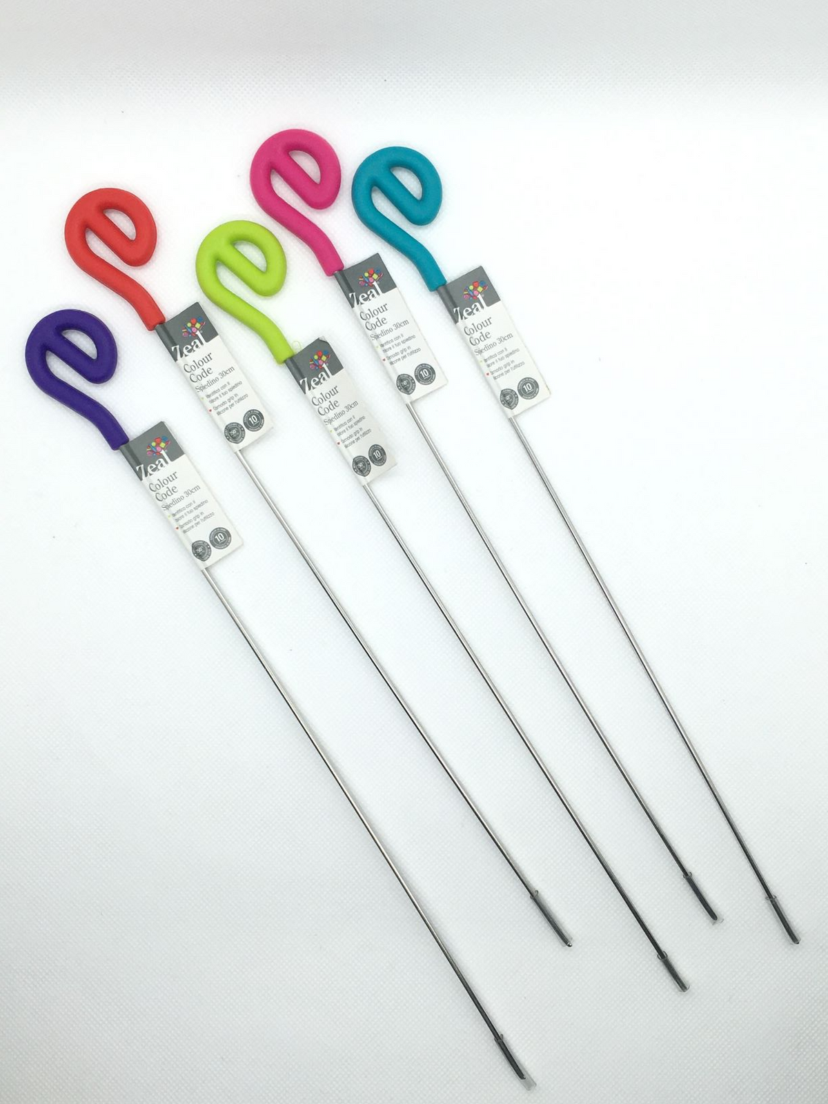 Spiedino in acciaio inox con impugnatura in silicone colorato e inodore: alta resistenza al calore, senza BPA, versatile e durevole, facile da pulire, lavabile in lavastoviglie. Gli spiedini da cucina sono ideali per griglia, piastra, forno e barbecue. Utile anche per testare torte una volta cotte. Lunghezza cm 30