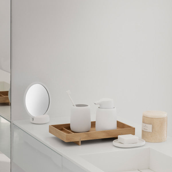 Il semplice e funzionale vassoio ABENTO è ideale per l'uso in cucina, in bagno, nell'area benessere, in ufficio o ovunque sia necessario un vassoio. Quando il vassoio non viene utilizzato per servire, è particolarmente adatto per la decorazione. Dimensioni: cm 30 x 18 x 5 h. In negozio e online su tuttochic.live