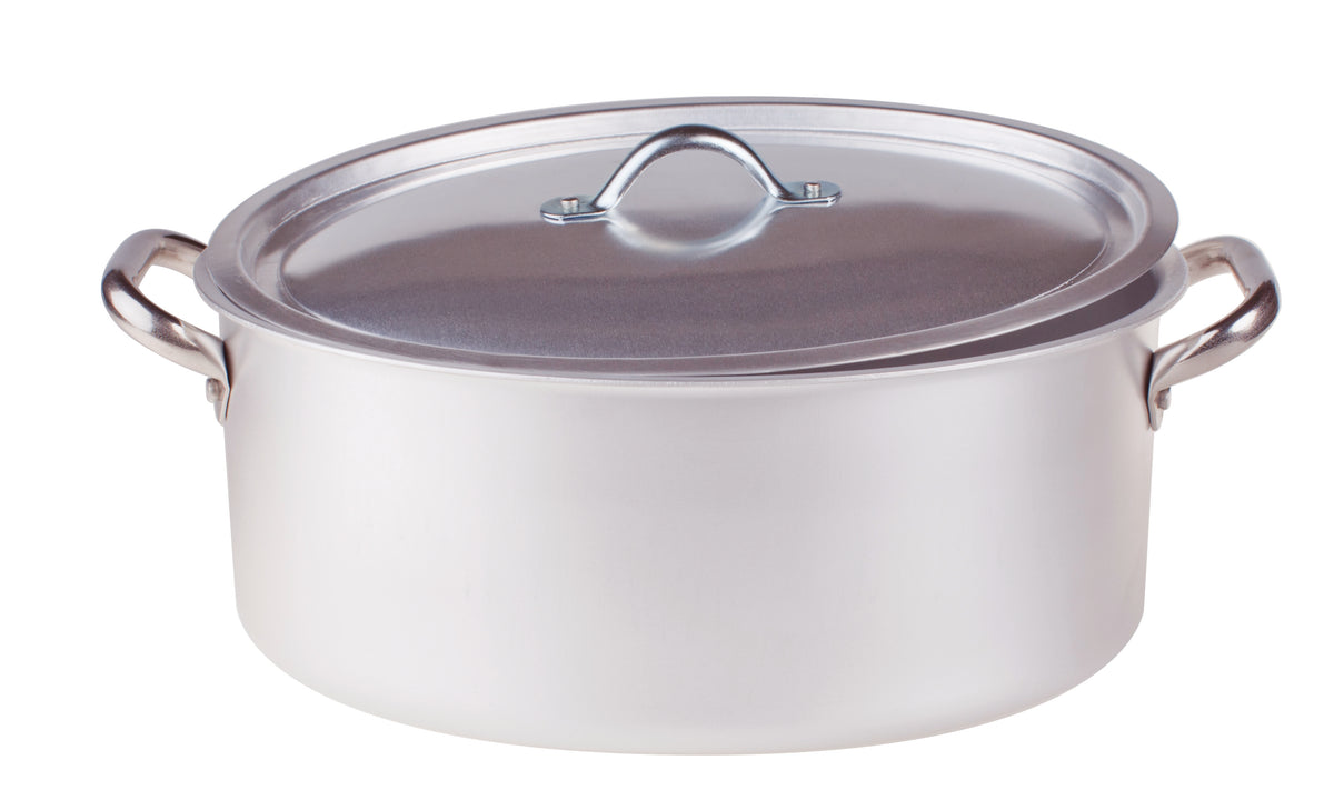 Casseruola ovale 32 cm in alluminio da 3 mm con 2 maniglie inox e coperchio. Indicata per i volatili da cucinare interi, sia su piano di cottura sia in forno. In molte tradizioni gastronomiche è presentata in tavola e il padrone di casa ne dispensa le porzioni. Nichel free. In negozio e online su tuttochic.live