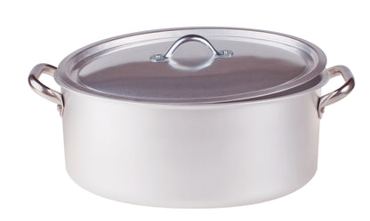 Casseruola ovale 32 cm in alluminio da 3 mm con 2 maniglie inox e coperchio. Indicata per i volatili da cucinare interi, sia su piano di cottura sia in forno. In molte tradizioni gastronomiche è presentata in tavola e il padrone di casa ne dispensa le porzioni. Nichel free. In negozio e online su tuttochic.live